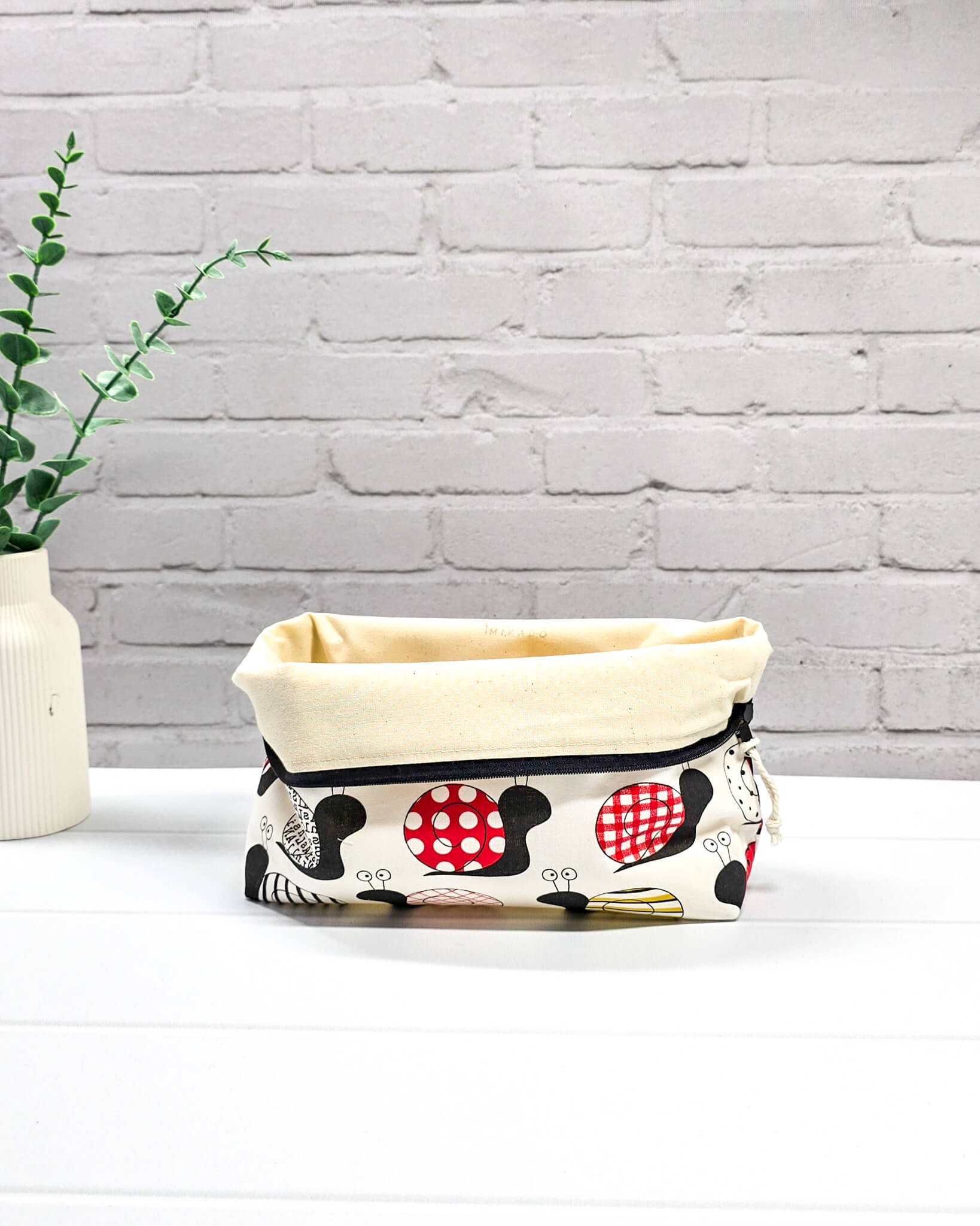 kleine Stricktasche mit Schnecken Design und Reißverschluss - handgenäht in Bayern von Nadelmikado