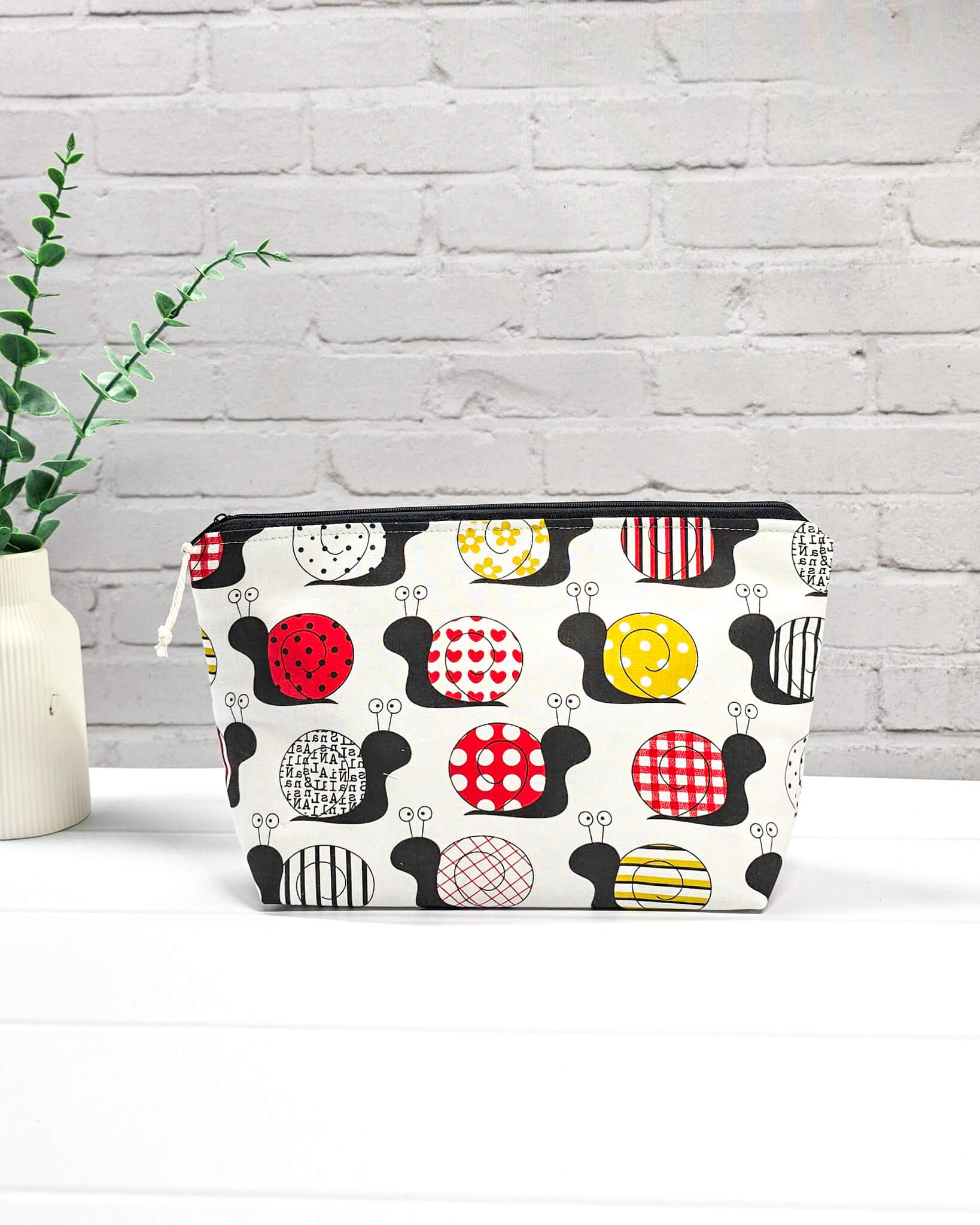 kleine Stricktasche mit Schnecken Design und Reißverschluss - handgenäht in Bayern von Nadelmikado