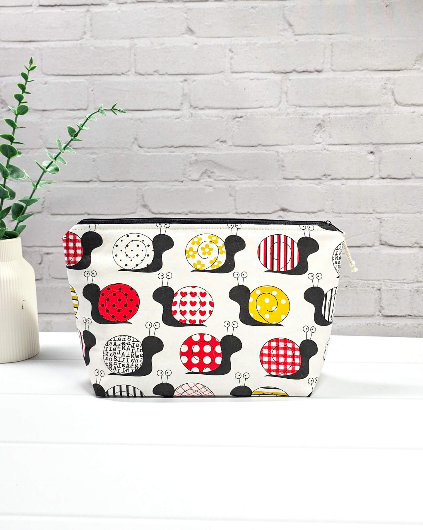 kleine Stricktasche mit Schnecken Design und Reißverschluss - handgenäht in Bayern von Nadelmikado