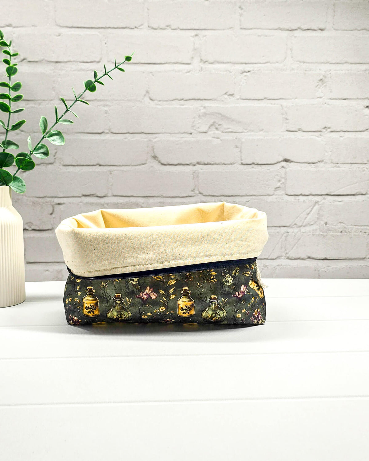 Projektbeutel mit Reißverschluss für bis zu 200 g Wolle im dunklen botanischen Design mit Blüten, Kräutern und nostalgischen Apothekerfläschchen. Handgenäht in Bayern von NadelMikado.