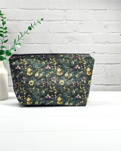 Projektbeutel mit Reißverschluss für bis zu 200 g Wolle im dunklen botanischen Design mit Blüten, Kräutern und nostalgischen Apothekerfläschchen. Handgenäht in Bayern von NadelMikado.