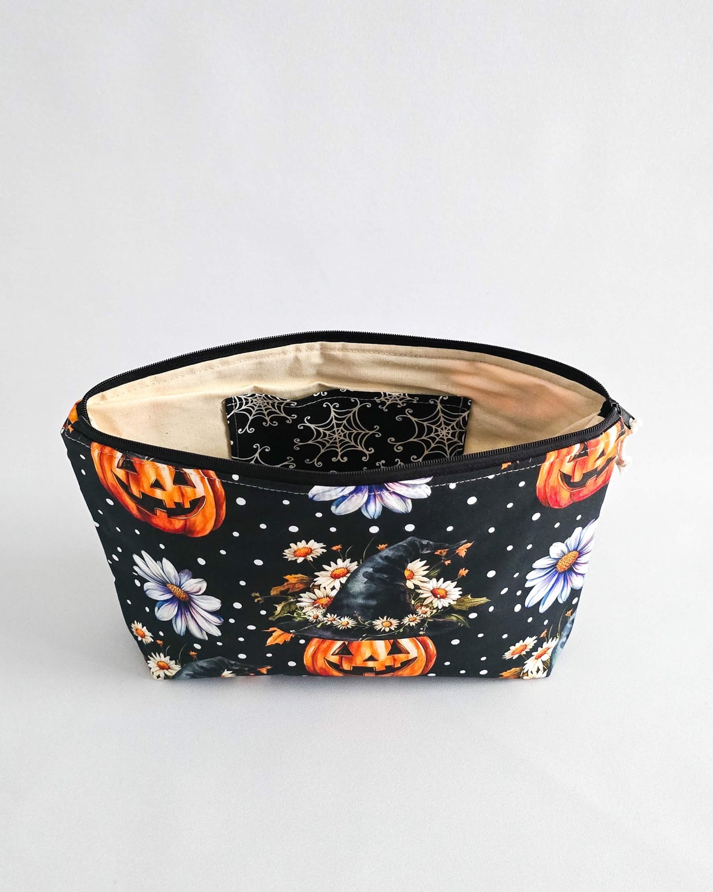 Knit’n Keep Projekttasche „Pumpkin Witch“ – Halloween Edition - Nadelmikado