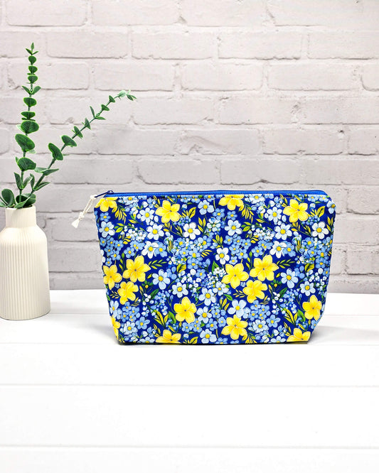 Knit’n Keep Projekttasche Sommerwiese blau gelb Blumenmuster handgenäht in Bayern von Nadelmikado