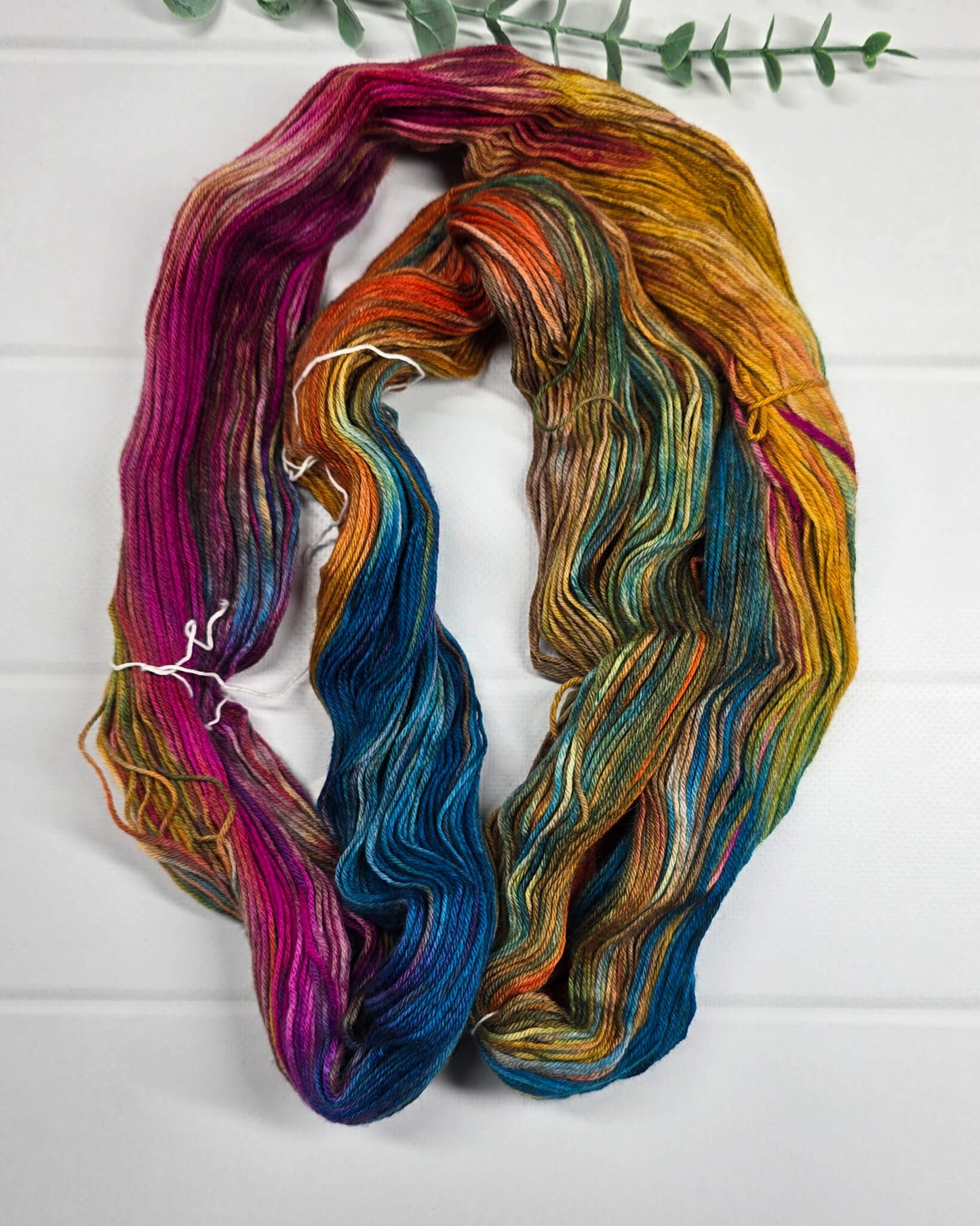 KnitPro Symfonie Terra Dragon Vine Sockenwolle in Pink, Blau, Gold und Erdtönen