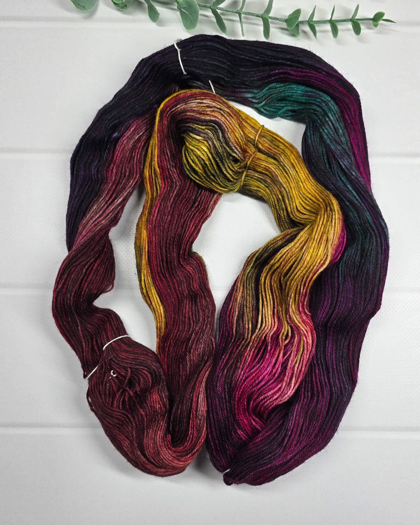 KnitPro Symfonie Terra Harvest Vine Sockenwolle in Bordeaux, Violett, Gold und Petrol