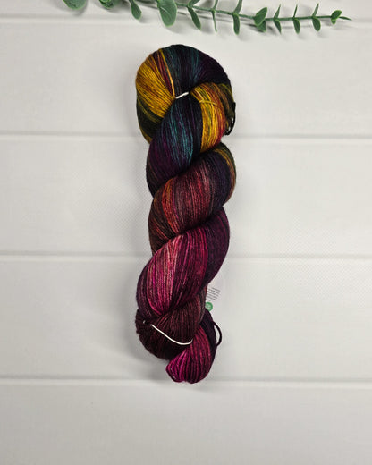 KnitPro Symfonie Terra Harvest Vine Sockenwolle in Bordeaux, Violett, Gold und Petrol