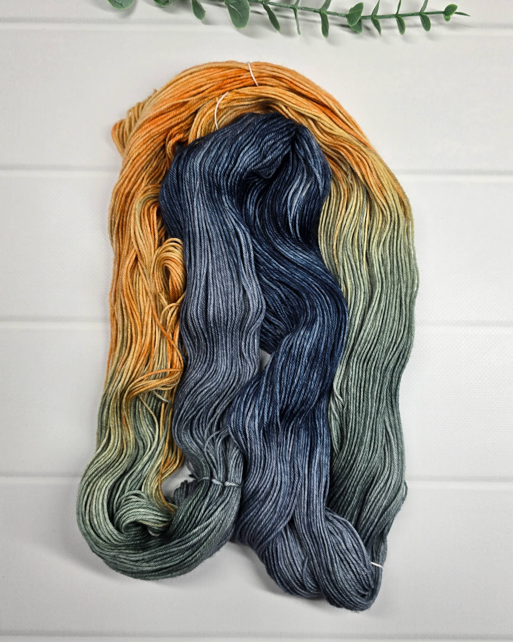 Geöffneter Strang KnitPro Symfonie Terra NewYork NewYork mit Farbverteilung in Blaugrau, Salbeigrün und Curry