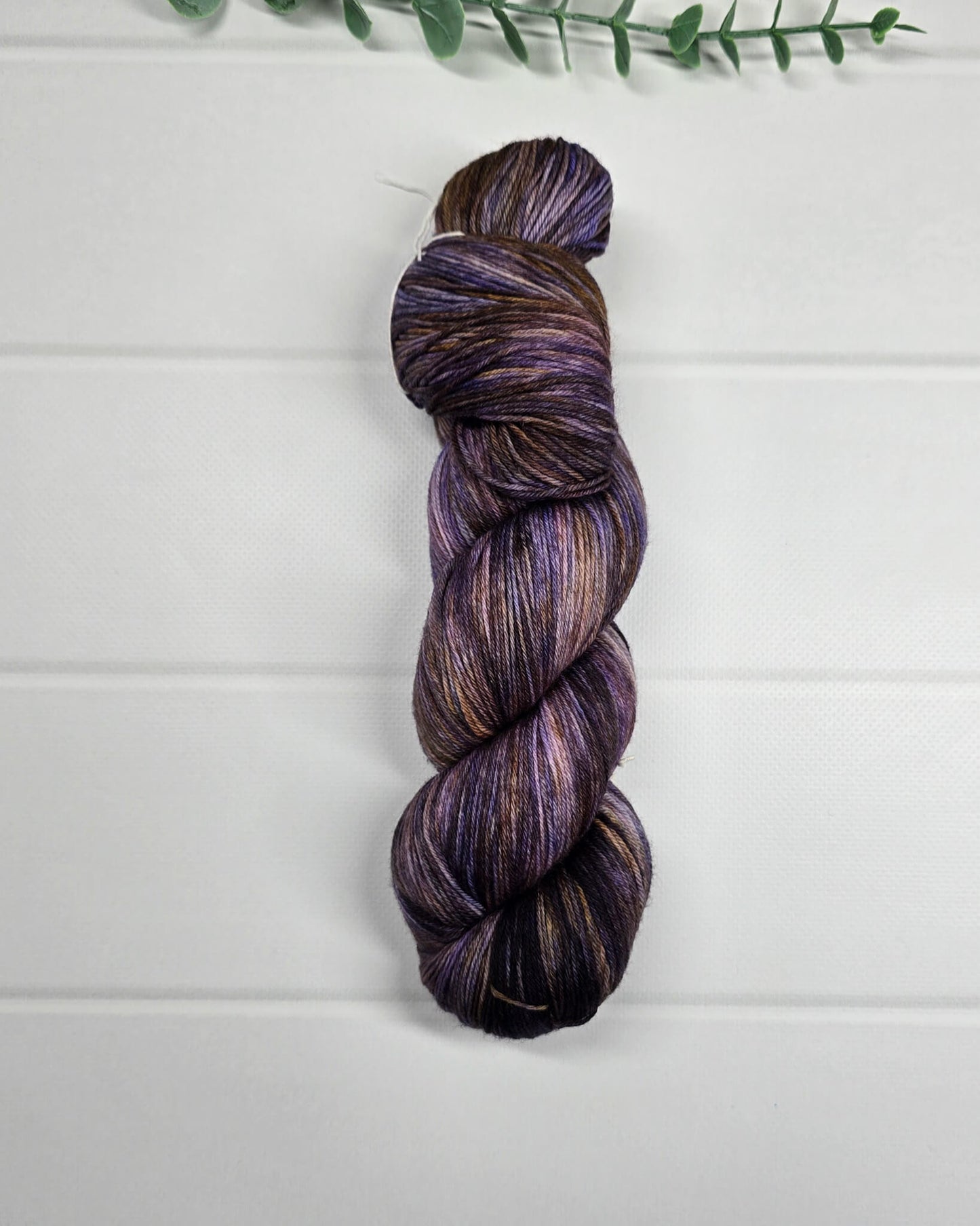 KnitPro Symfonie Terra Mulberry Mud – handgefärbte Sockenwolle in Pflaume, Violett, Braun und Taupe