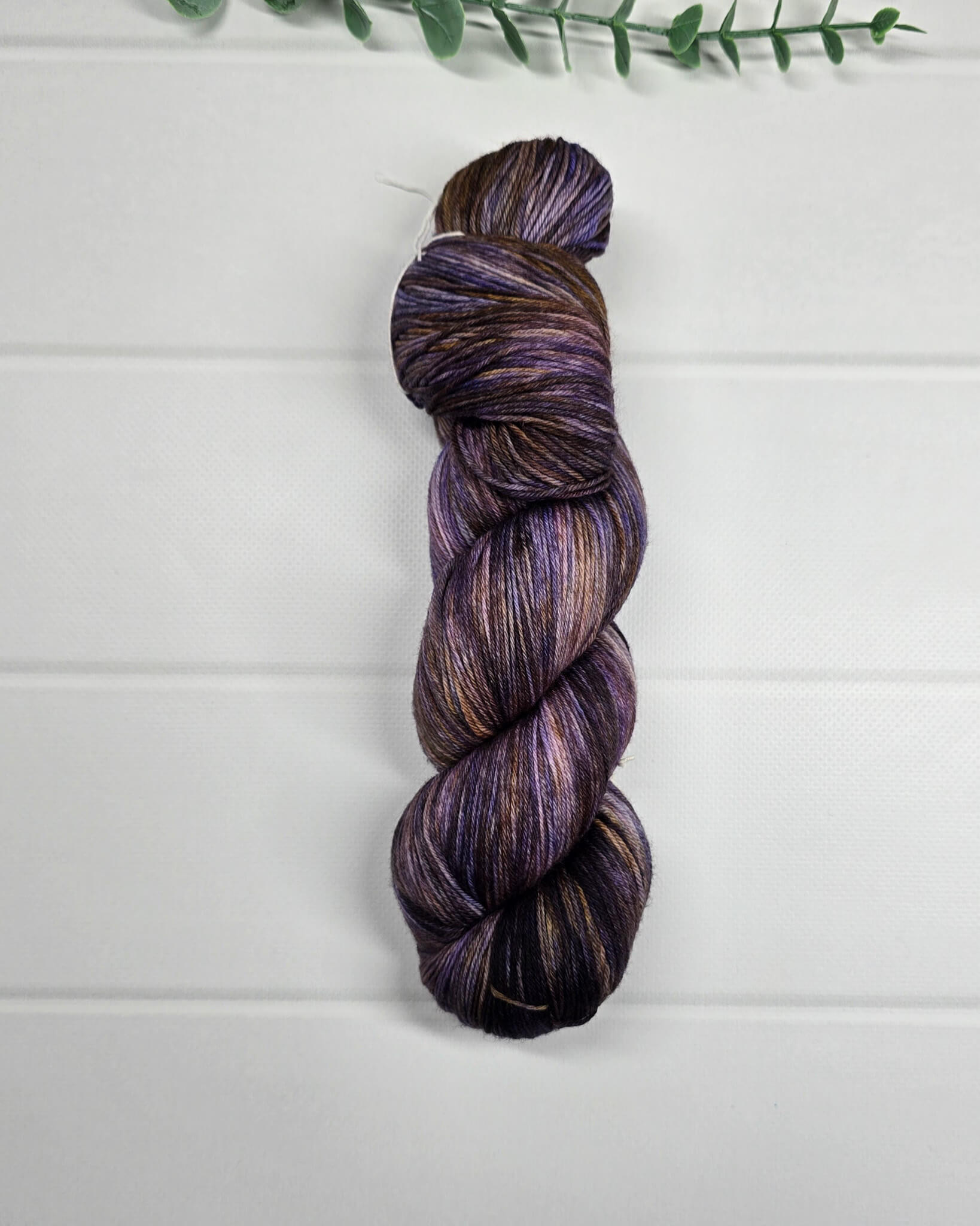 KnitPro Symfonie Terra Mulberry Mud – handgefärbte Sockenwolle in Pflaume, Violett, Braun und Taupe