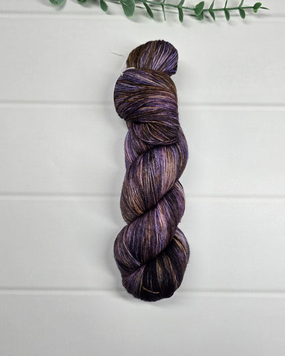 KnitPro Symfonie Terra Mulberry Mud – handgefärbte Sockenwolle in Pflaume, Violett, Braun und Taupe