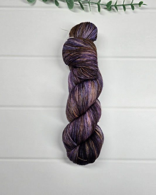 KnitPro Symfonie Terra Mulberry Mud – handgefärbte Sockenwolle in Pflaume, Violett, Braun und Taupe