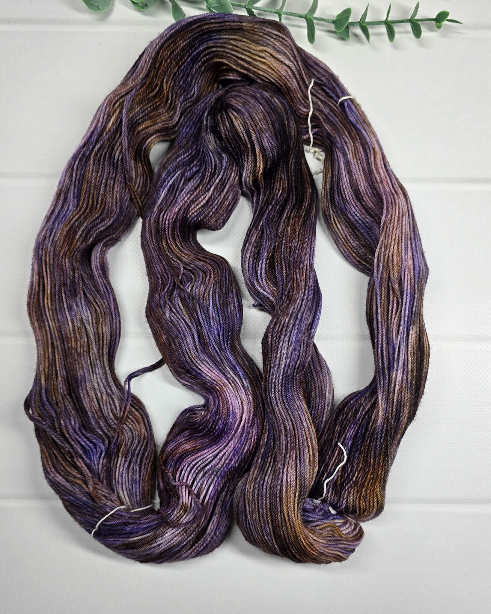 KnitPro Symfonie Terra Mulberry Mud – handgefärbte Sockenwolle in Pflaume, Violett, Braun und Taupe