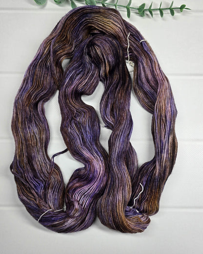 KnitPro Symfonie Terra Mulberry Mud – handgefärbte Sockenwolle in Pflaume, Violett, Braun und Taupe