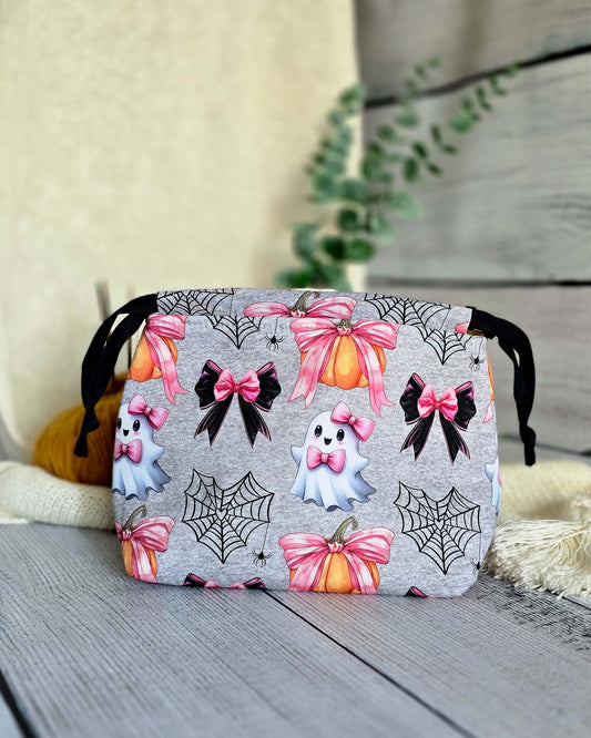 Projektbeutel Lyra im verspielten Halloween-Design mit Spinnennetzen - handgenäht von Nadelmikado in Bayern