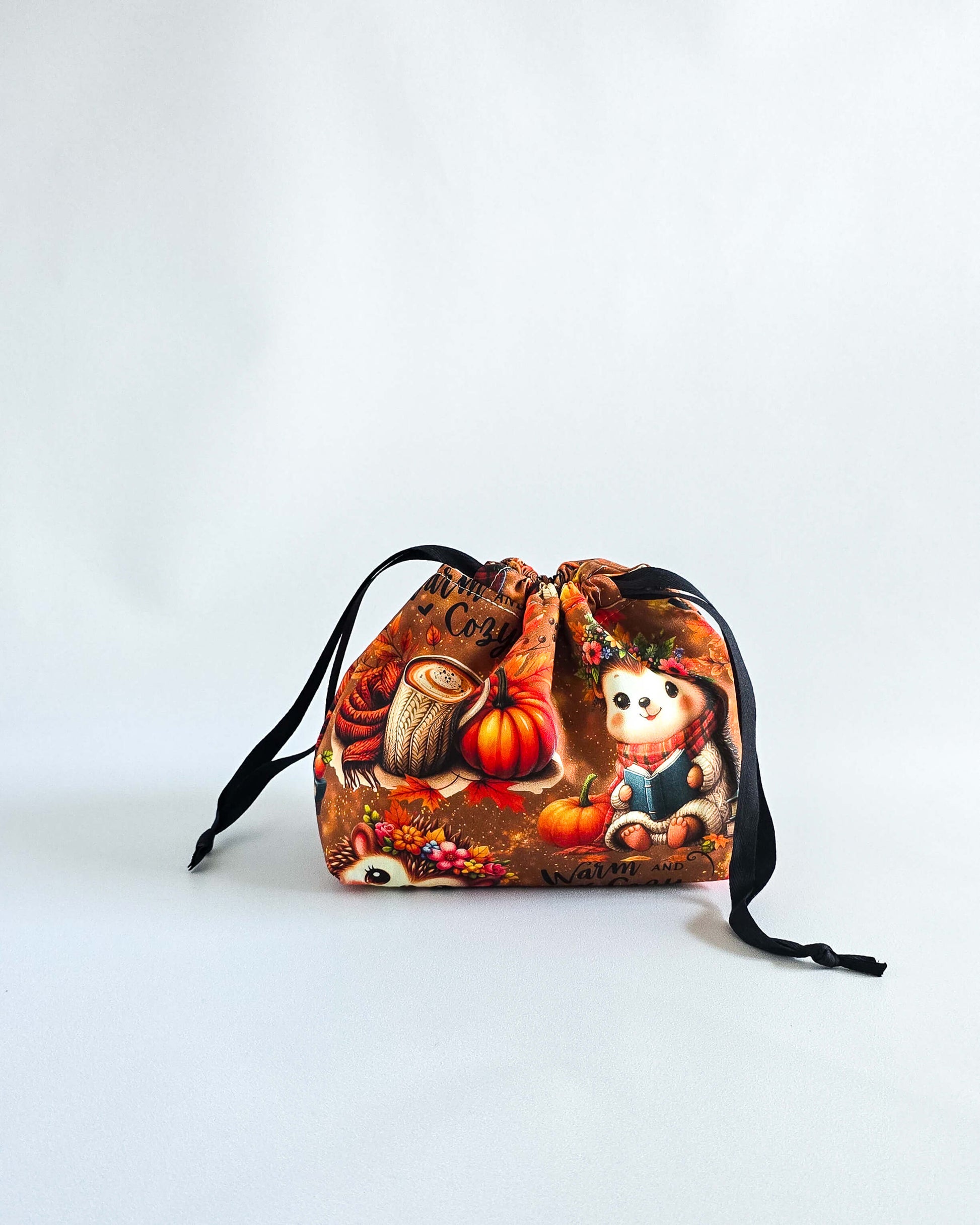 Projektbeutel Lyra „Warm and Cozy“ mit Igel, Kürbissen und Blättern, Handarbeit Deutschland