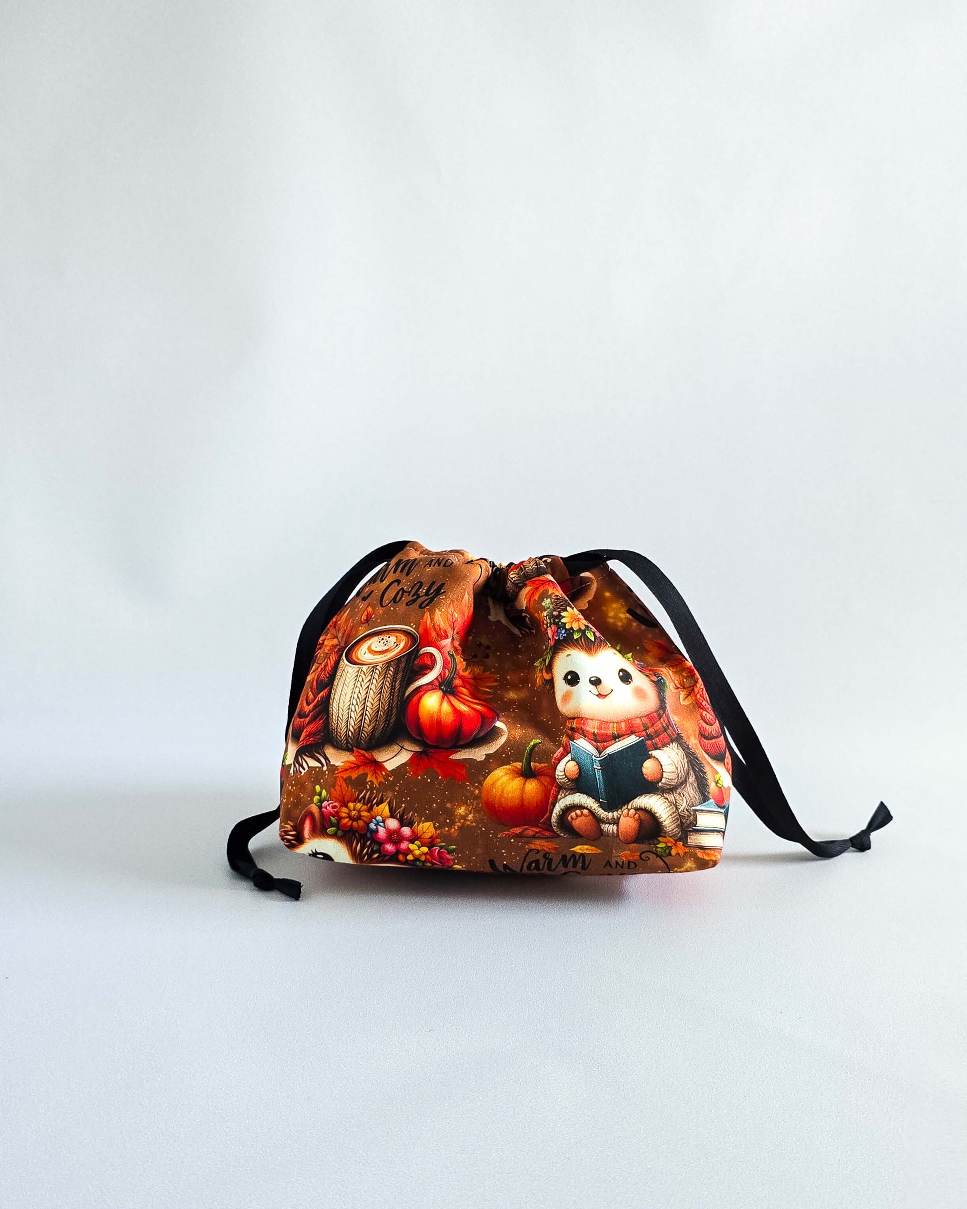 Projektbeutel Lyra „Warm and Cozy“ mit Igel, Kürbissen und Blättern, Handarbeit Deutschland