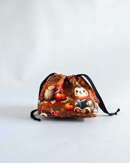Projektbeutel Lyra „Warm and Cozy“ mit Igel, Kürbissen und Blättern, Handarbeit Deutschland