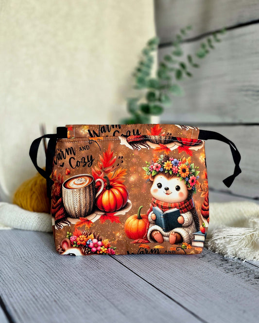 Projektbeutel Lyra „Warm and Cozy“ mit Igel, Kürbissen und Blättern, Handarbeit Deutschland