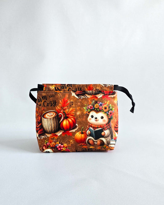 Projektbeutel Lyra „Warm and Cozy“ mit Igel, Kürbissen und Blättern, Handarbeit Deutschland