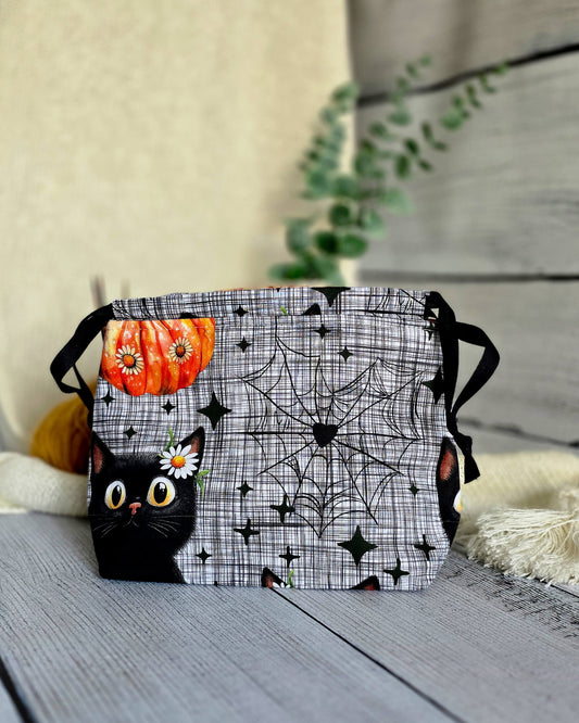 Projektbeutel Lyra im Halloween-Design, schwarze Katze und Kürbis, Handarbeit Deutschland