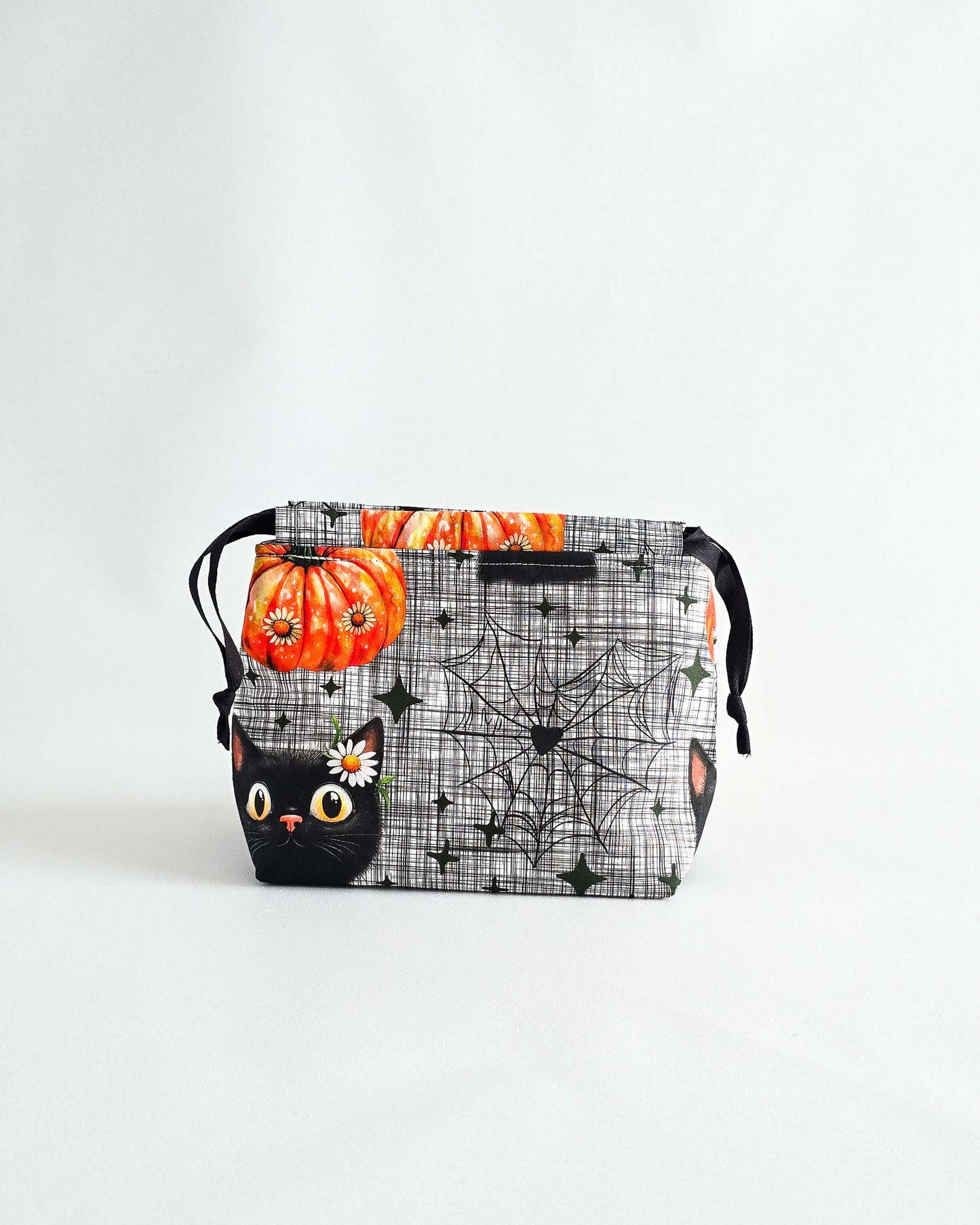Projektbeutel Lyra im Halloween-Design, schwarze Katze und Kürbis, Handarbeit Deutschland