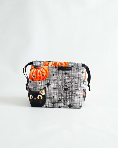 Projektbeutel Lyra im Halloween-Design, schwarze Katze und Kürbis, Handarbeit Deutschland