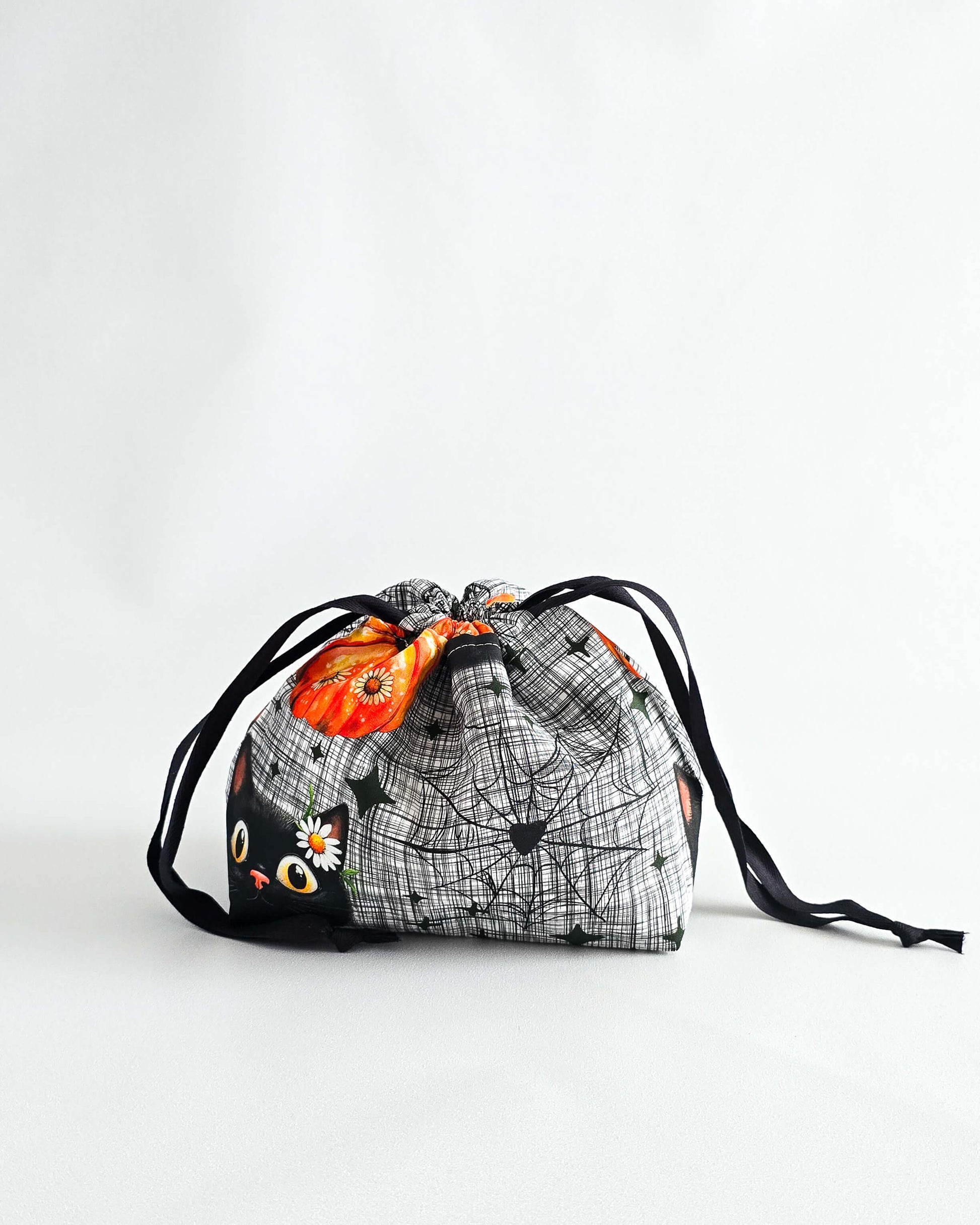 Projektbeutel Lyra im Halloween-Design, schwarze Katze und Kürbis, Handarbeit Deutschland