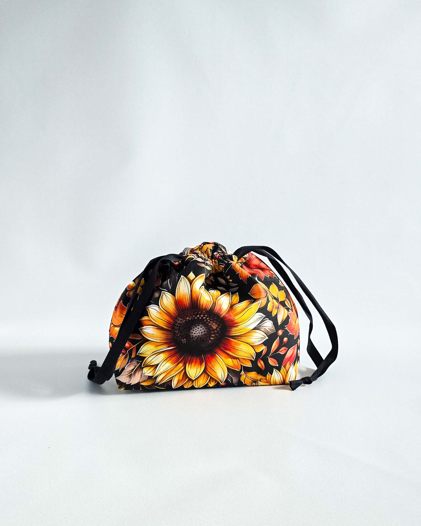 Lyra Projekttasche Sonnenblume mit Herbstblättern, handgenähter Projektbeutel von Nadelmikado aus Deutschland