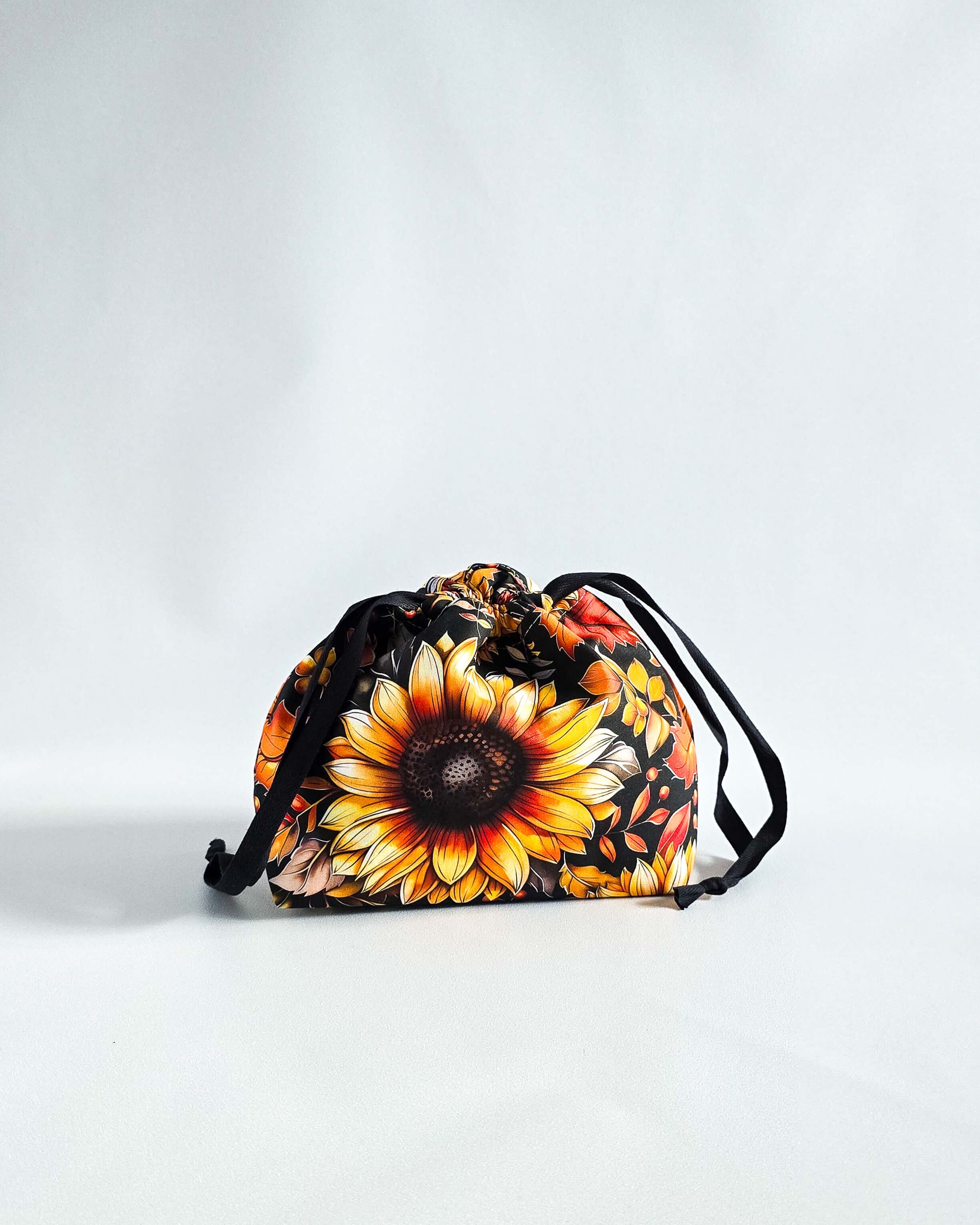 Lyra Projekttasche Sonnenblume mit Herbstblättern, handgenähter Projektbeutel von Nadelmikado aus Deutschland