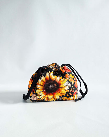 Lyra Projekttasche Sonnenblume mit Herbstblättern, handgenähter Projektbeutel von Nadelmikado aus Deutschland