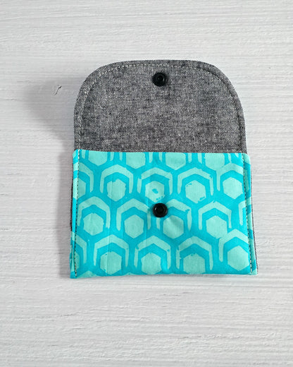 Flache Mini-Pouch mit geometrischem Muster in Aqua- handgenäht in Bayern von Nadelmikado