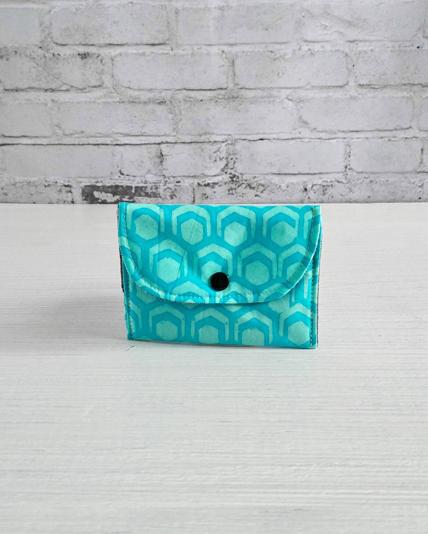 Flache Mini-Pouch mit geometrischem Muster in Aqua- handgenäht in Bayern von Nadelmikado