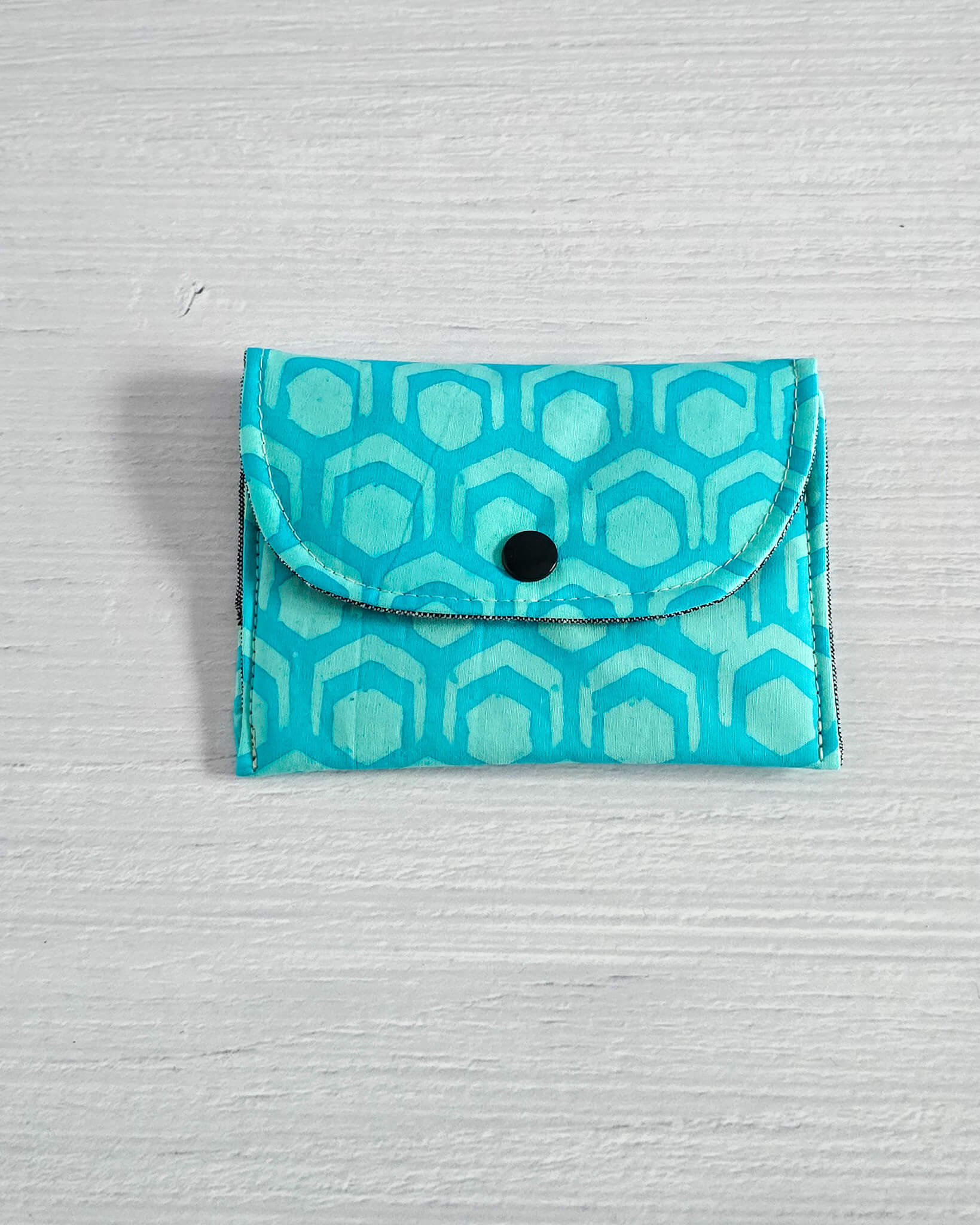 Flache Mini-Pouch mit geometrischem Muster in Aqua- handgenäht in Bayern von Nadelmikado