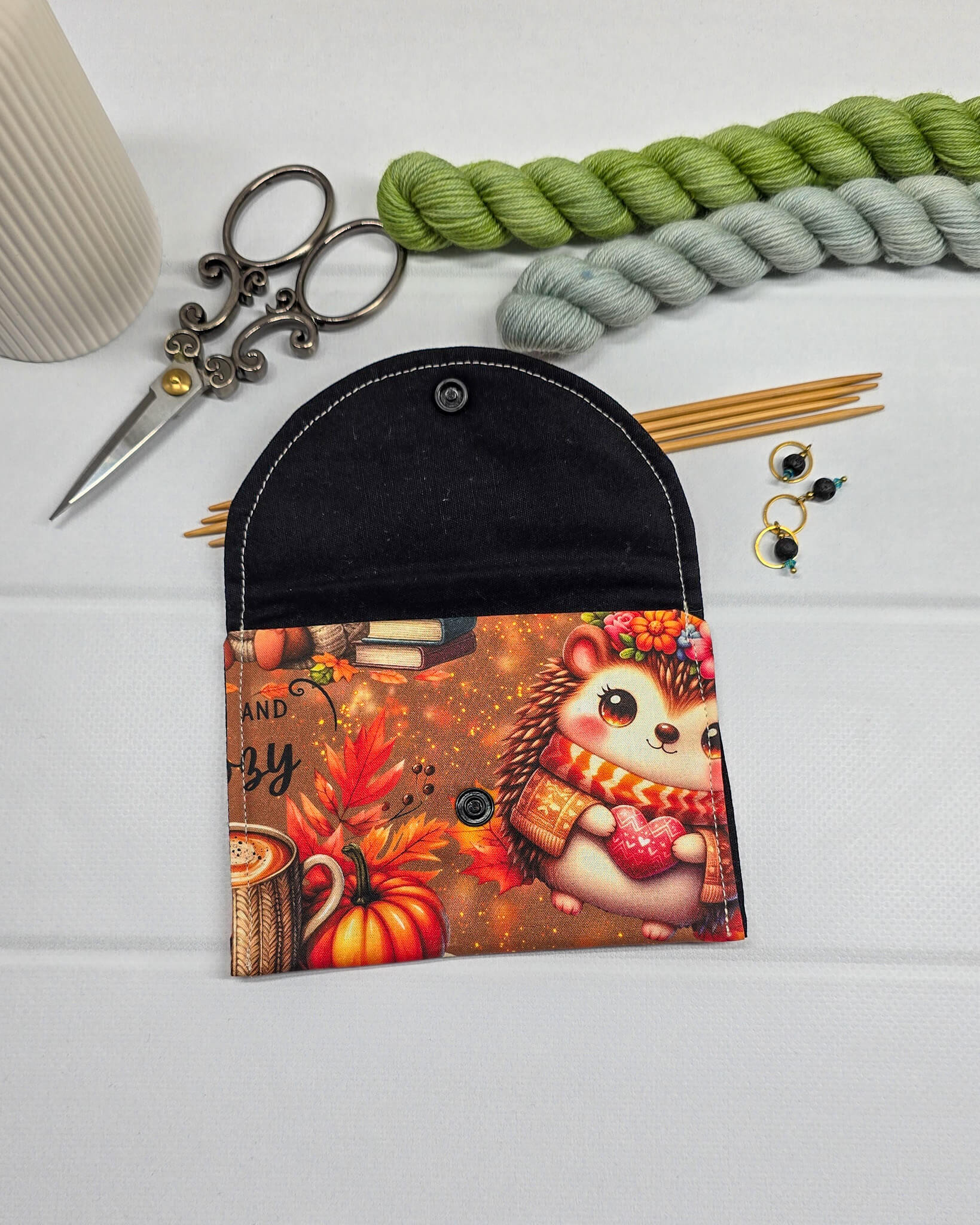 Mini Pouch Autumn Cozy für Maschenmarkierer und Strickzubehör mit Igel und Kürbis. Handgenäht in Bayern von Nadelmikado. 