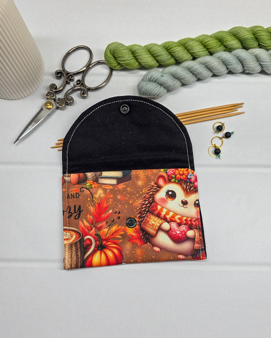 Mini Pouch Autumn Cozy für Maschenmarkierer und Strickzubehör mit Igel und Kürbis. Handgenäht in Bayern von Nadelmikado. 