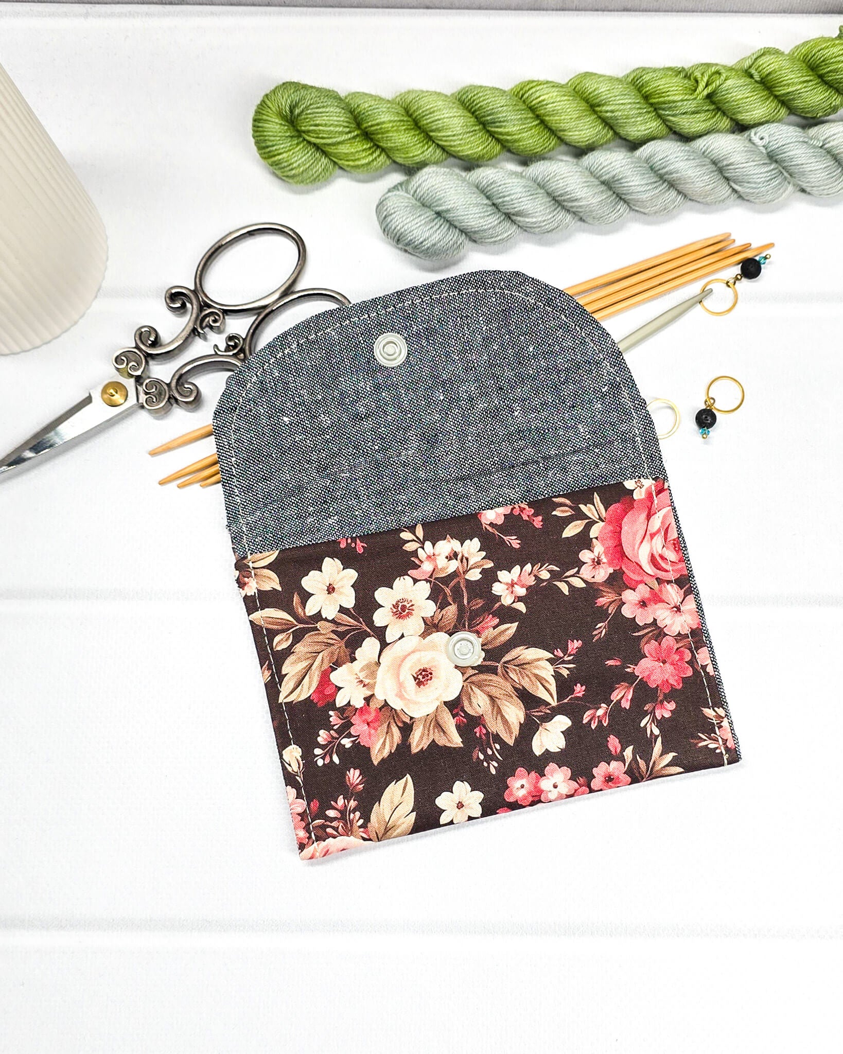 Mini-Pouch Autumn Roses mit floralem Muster - handgenäht in Bayern von Nadelmikado