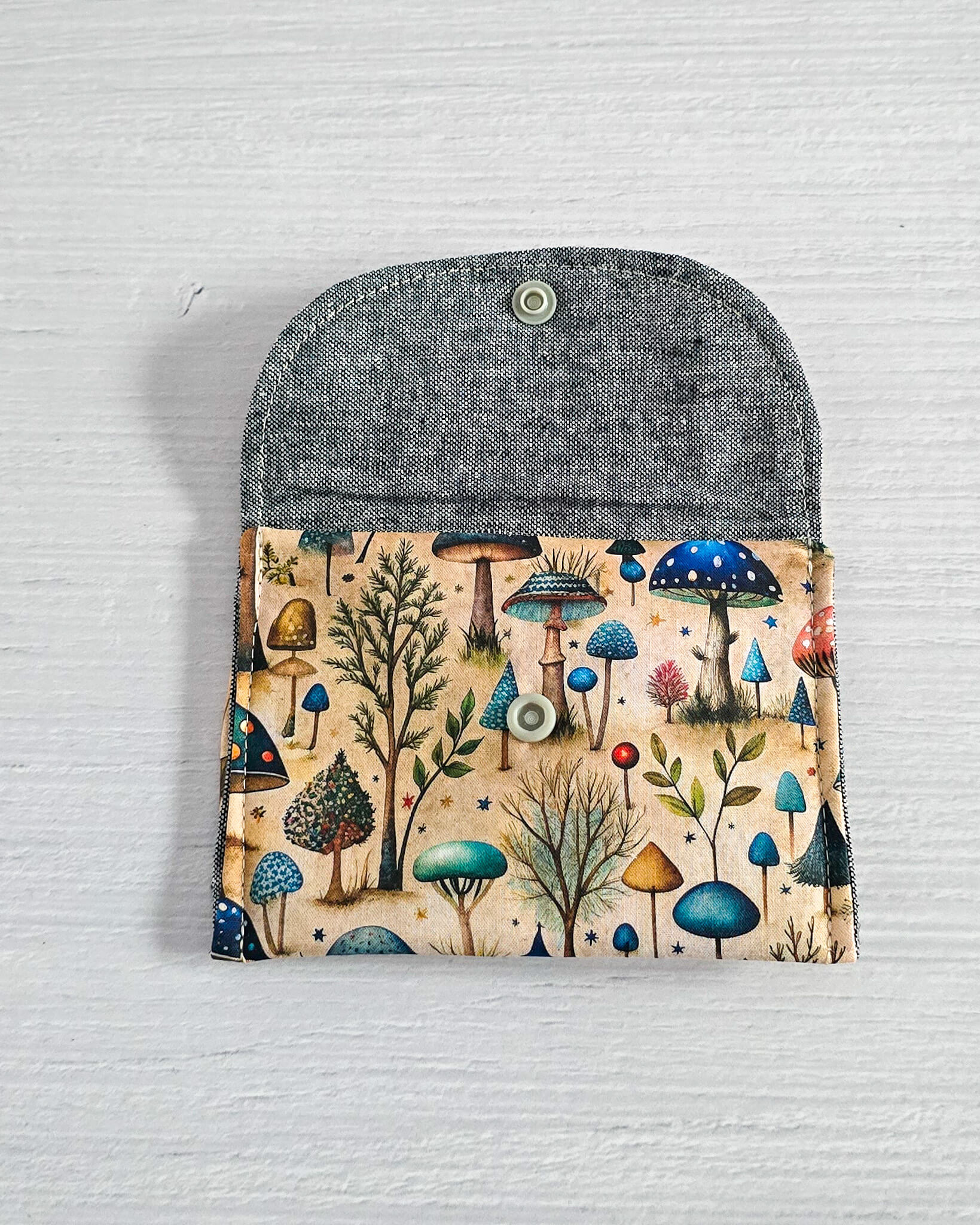 Mini-Pouch Enchanted Forest mit Wald- und Pilzmotiv - handgenäht in Bayern von Nadelmikado