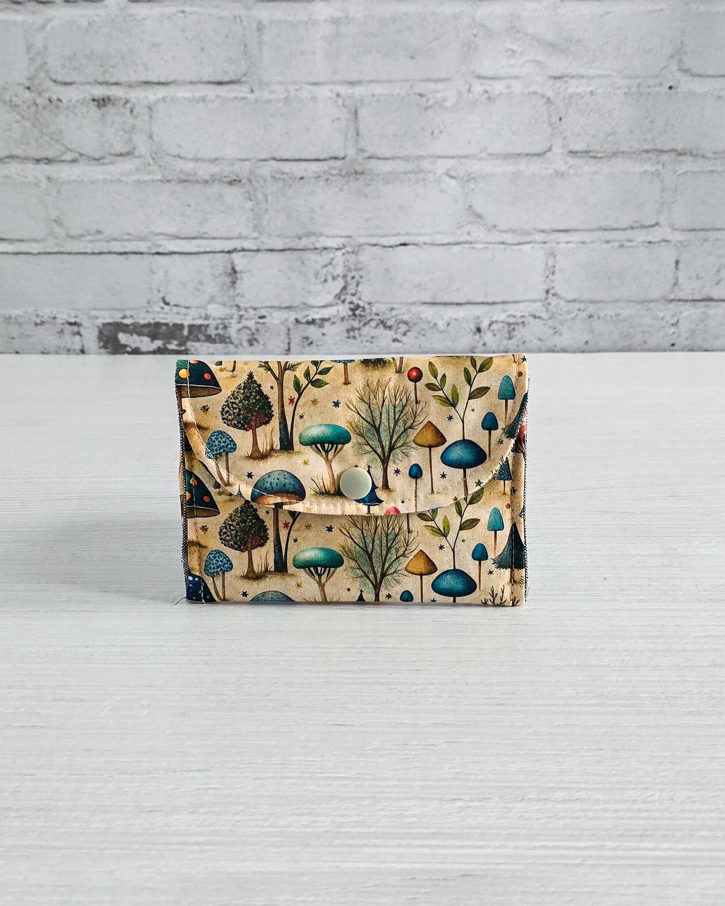 Mini-Pouch Enchanted Forest mit Wald- und Pilzmotiv - handgenäht in Bayern von Nadelmikado