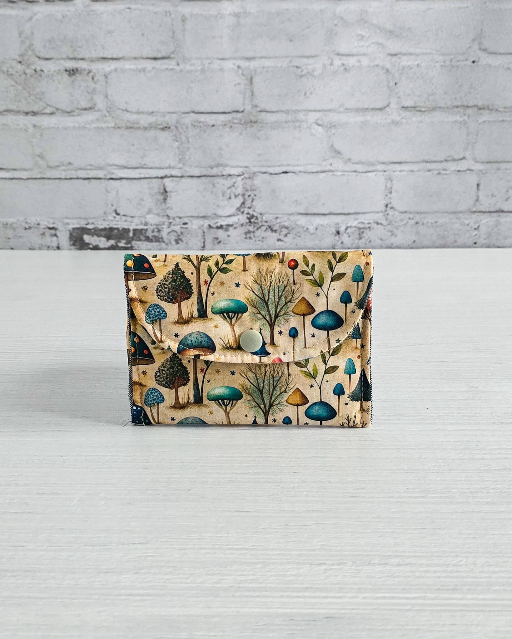 Mini-Pouch Enchanted Forest mit Wald- und Pilzmotiv - handgenäht in Bayern von Nadelmikado