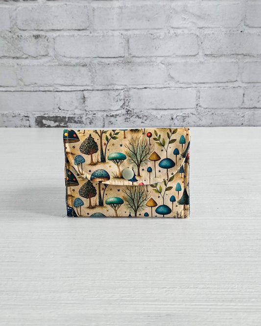 Mini-Pouch Enchanted Forest mit Wald- und Pilzmotiv - handgenäht in Bayern von Nadelmikado