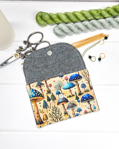Mini-Pouch Enchanted Forest mit Wald- und Pilzmotiv - handgenäht in Bayern von Nadelmikado