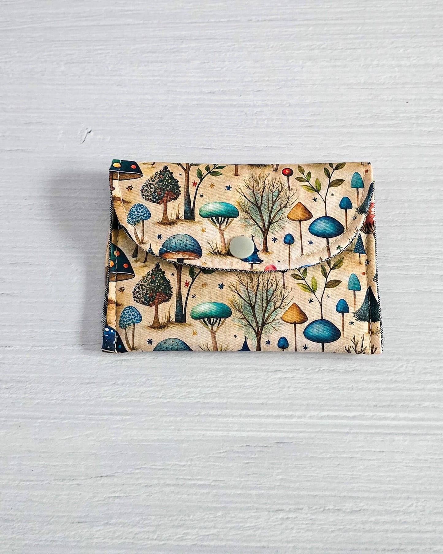 Mini-Pouch Enchanted Forest mit Wald- und Pilzmotiv - handgenäht in Bayern von Nadelmikado