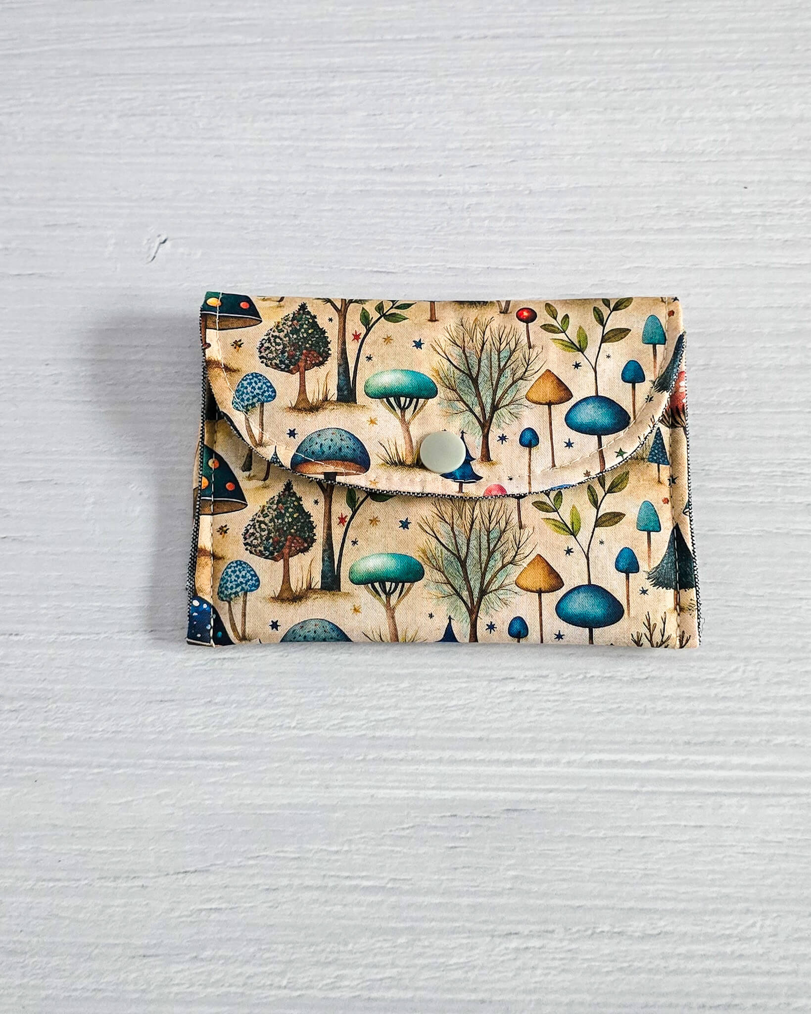 Mini-Pouch Enchanted Forest mit Wald- und Pilzmotiv - handgenäht in Bayern von Nadelmikado