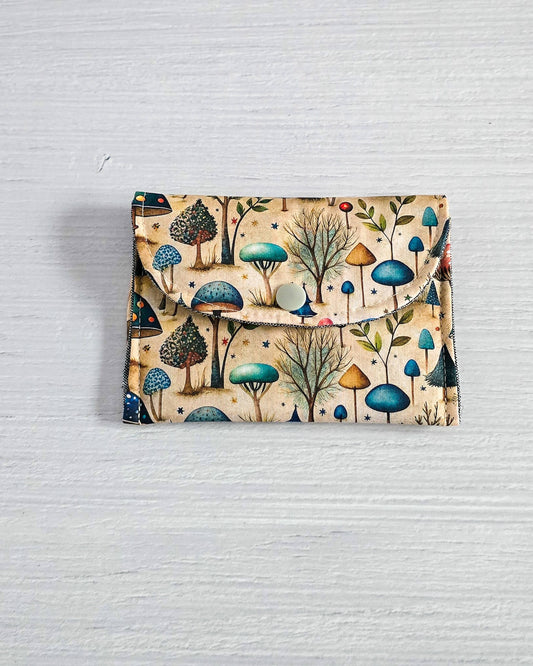 Mini-Pouch Enchanted Forest mit Wald- und Pilzmotiv - handgenäht in Bayern von Nadelmikado