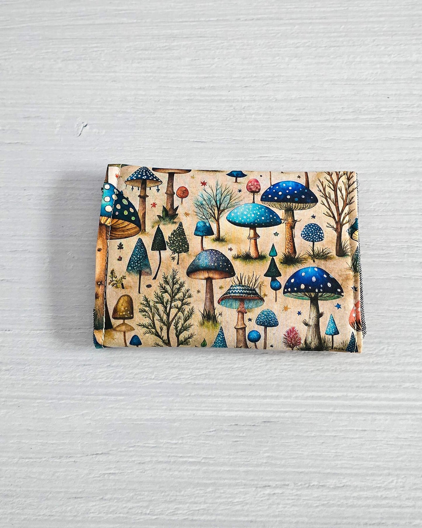 Mini-Pouch Enchanted Forest mit Wald- und Pilzmotiv - handgenäht in Bayern von Nadelmikado