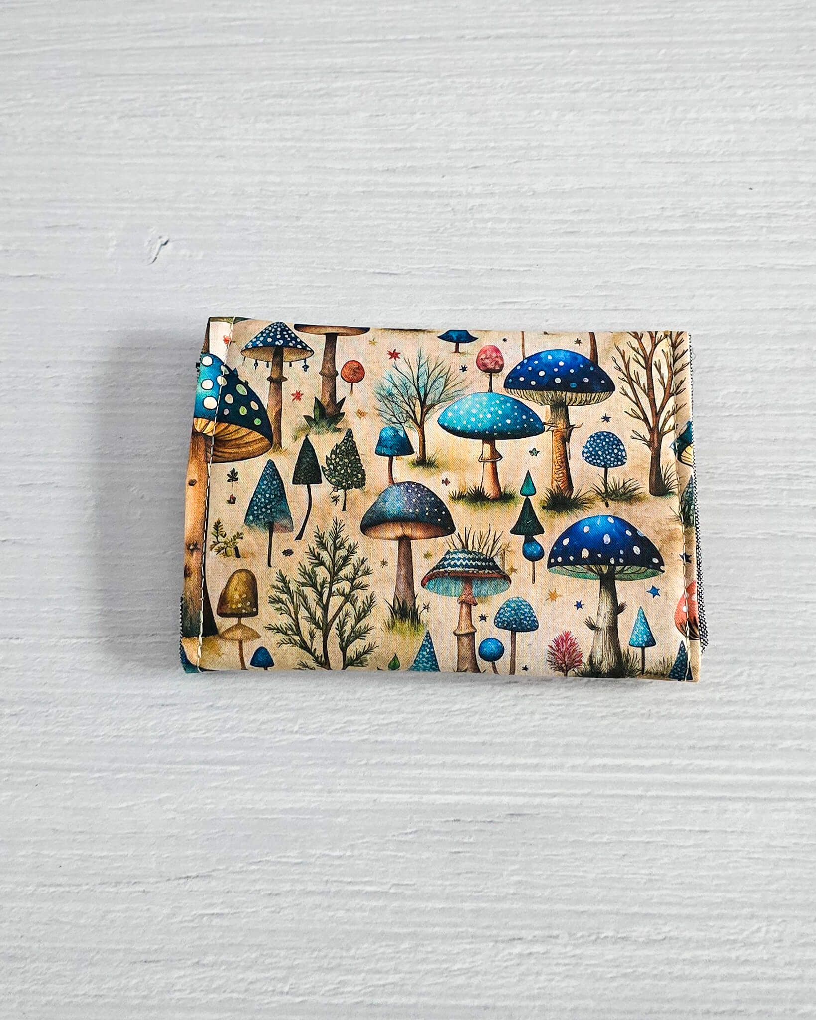 Mini-Pouch Enchanted Forest mit Wald- und Pilzmotiv - handgenäht in Bayern von Nadelmikado