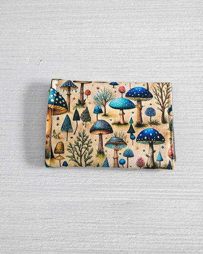 Mini-Pouch Enchanted Forest mit Wald- und Pilzmotiv - handgenäht in Bayern von Nadelmikado
