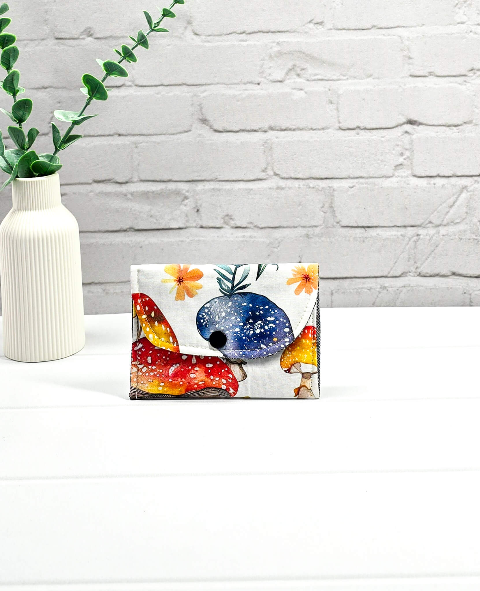 Mini-Pouch Forest Meadow mit Pilz- und Blumenmotiv - handgenäht in Bayern von Nadelmikado