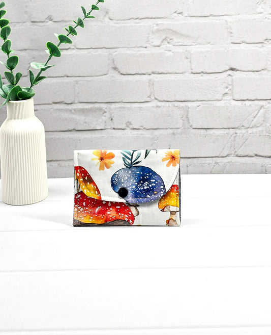 Mini-Pouch Forest Meadow mit Pilz- und Blumenmotiv - handgenäht in Bayern von Nadelmikado