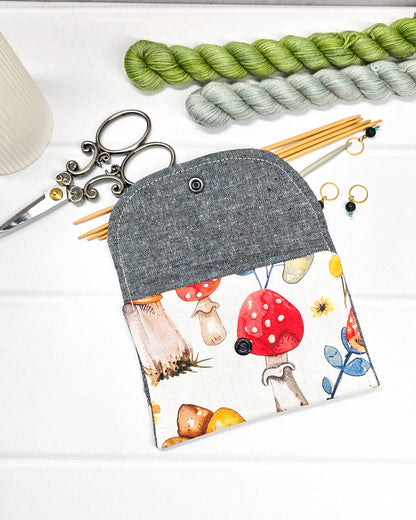 Mini-Pouch Forest Meadow mit Pilz- und Blumenmotiv - handgenäht in Bayern von Nadelmikado